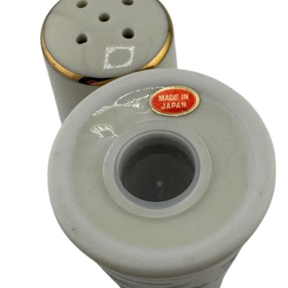 Vintage Holly Berry Porcelain Salt Pepper Shakers 14K Gold Trim Festive - Picture 3 of 3